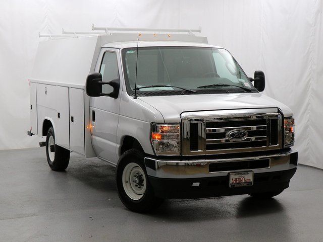 New 2025 Ford E-350 - photo 2