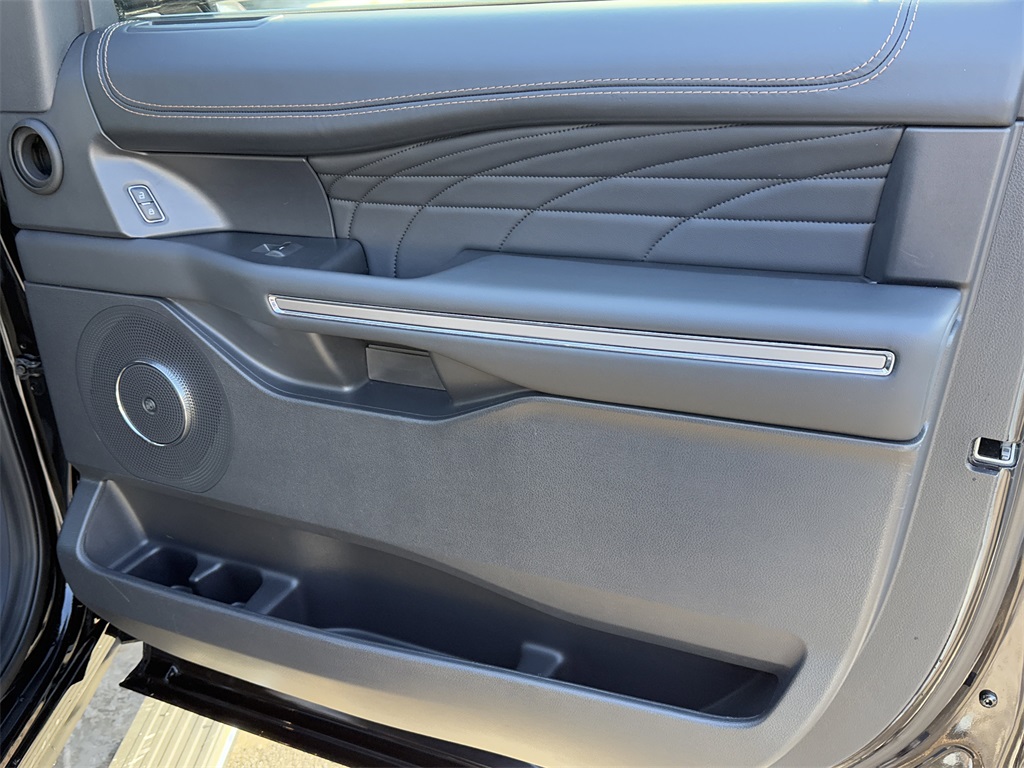 Used 2024 Ford Expedition Platinum - photo 30