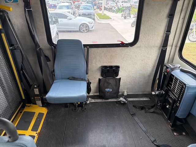 Used 2013 Ford E-350 Cutaway - photo 18