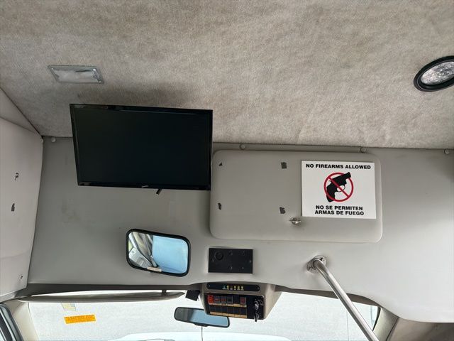 Used 2013 Ford E-350 Cutaway - photo 19