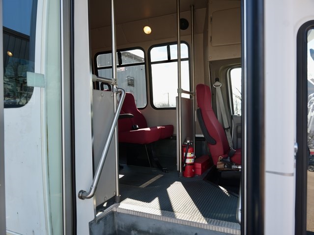 Used 2010 Ford E-350 Cutaway - photo 7