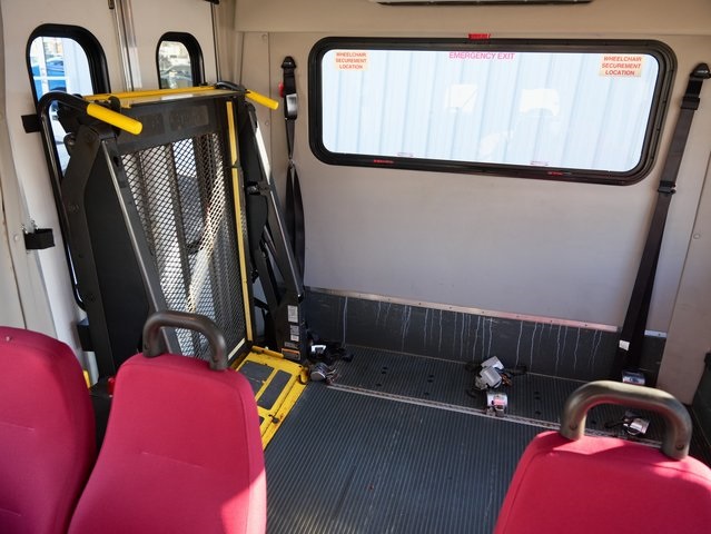Used 2010 Ford E-350 Cutaway - photo 9