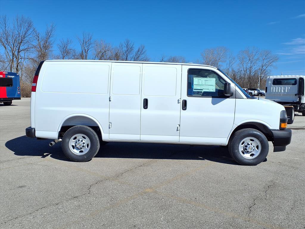 New 2026 Chevrolet Express 2500 - photo 2