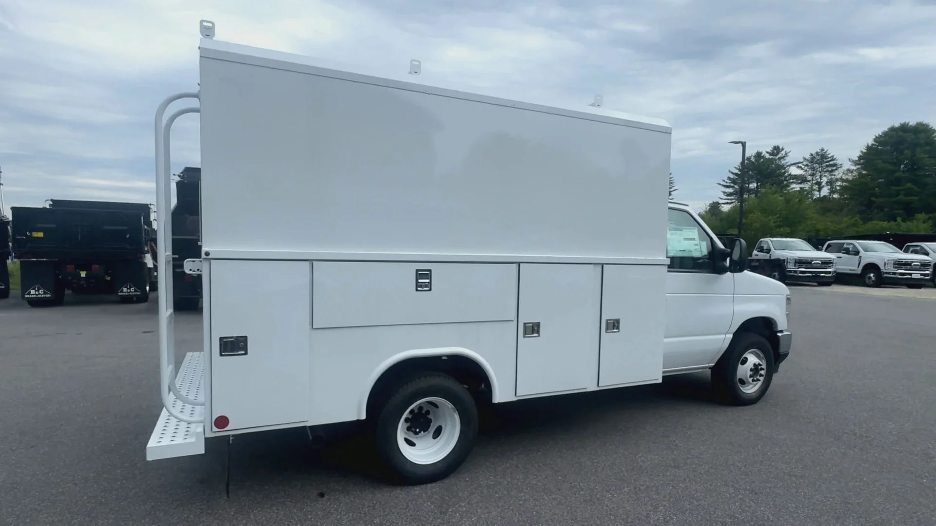 New 2026 Ford E-350 Cutaway - photo 21