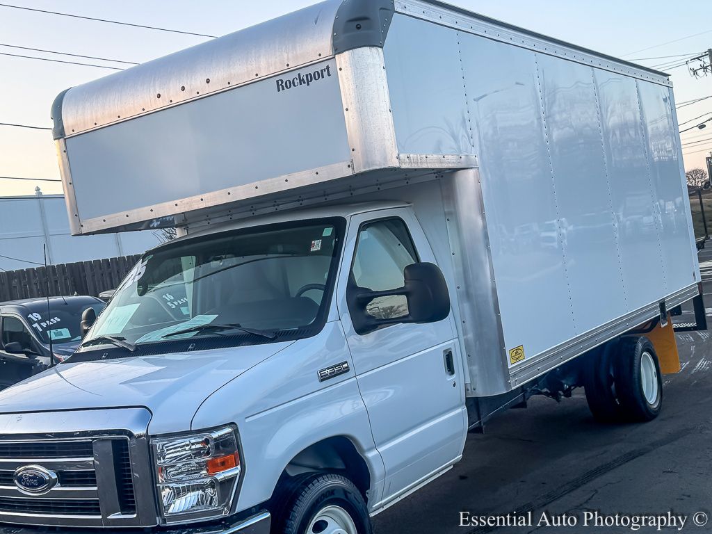 Used 2025 Ford E-350 - photo 2