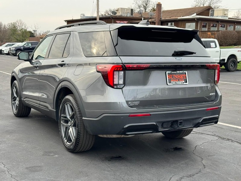 Used 2025 Ford Explorer - photo 2