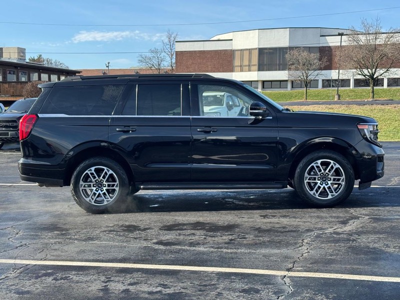 Used 2025 Ford Expedition - photo 1