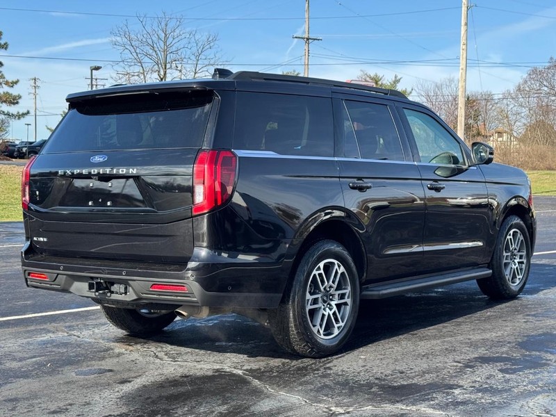Used 2025 Ford Expedition - photo 2