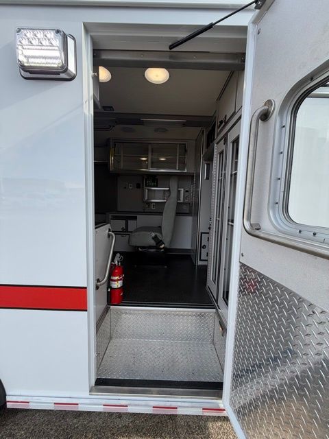 New 1996 Ford E-450 Cutaway - photo 10