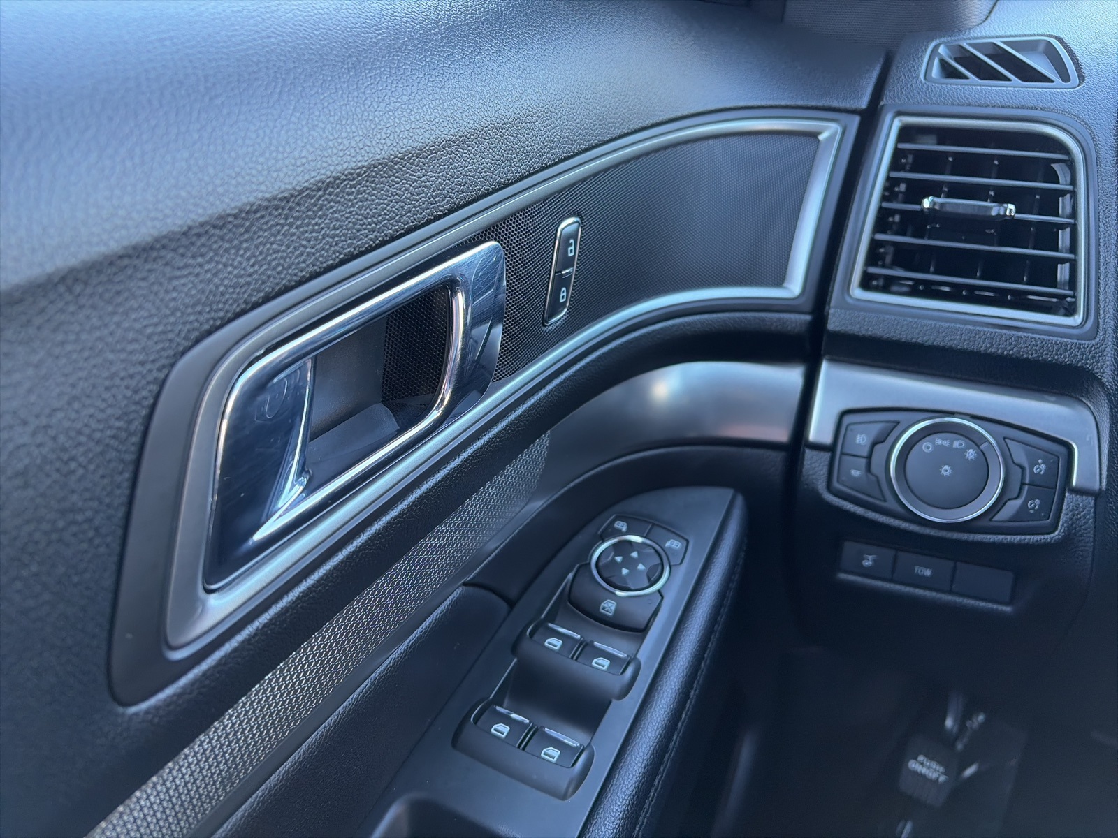 Used 2018 Ford Explorer XLT - photo 23