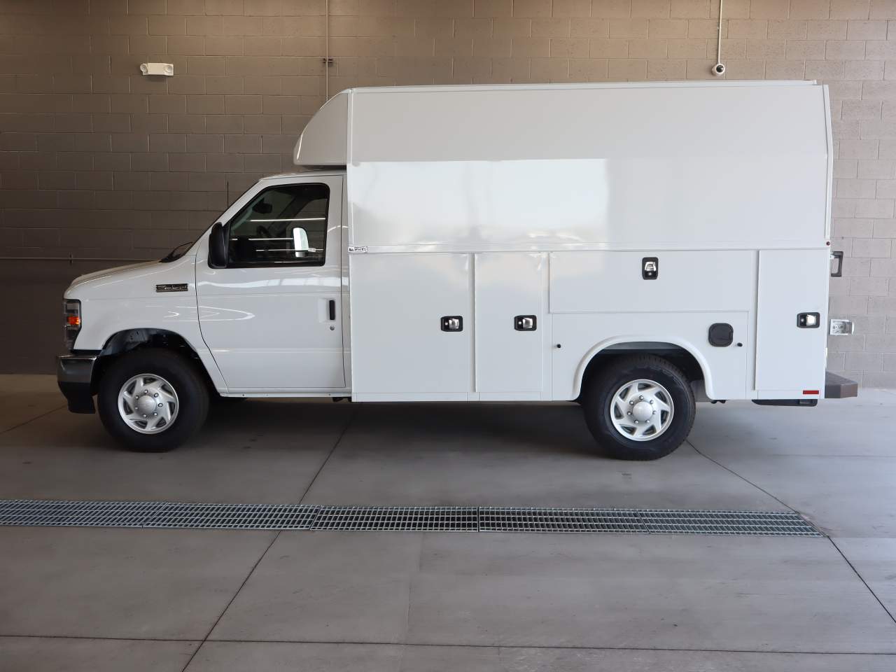 New 2026 Ford E-350 - photo 2