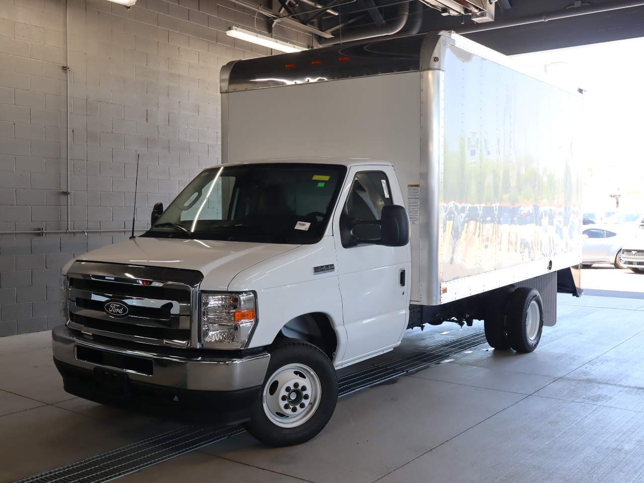 New 2027 Ford E-450 - photo 1