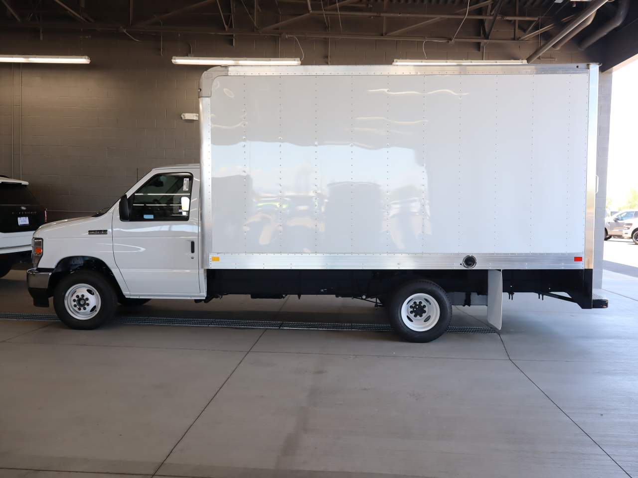 New 2027 Ford E-450 - photo 2