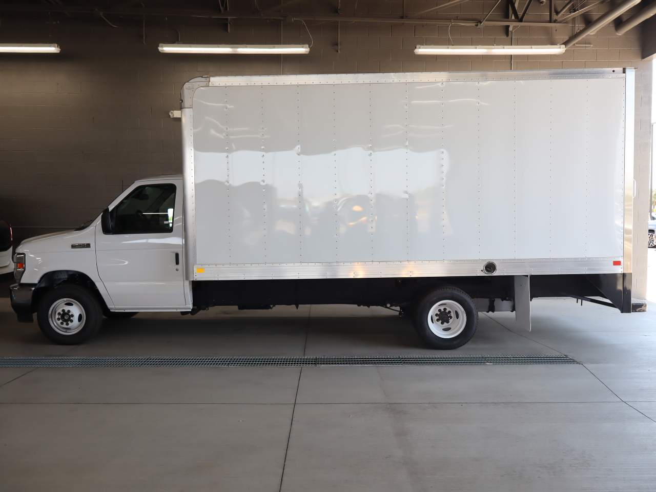New 2027 Ford E-450 - photo 2