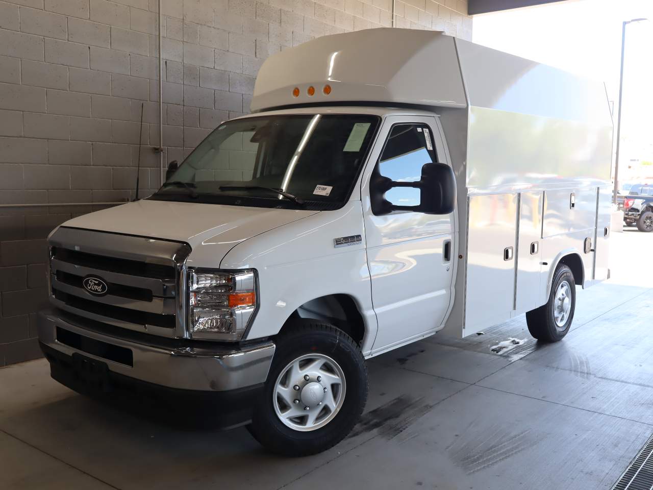 New 2027 Ford E-350 - photo 1