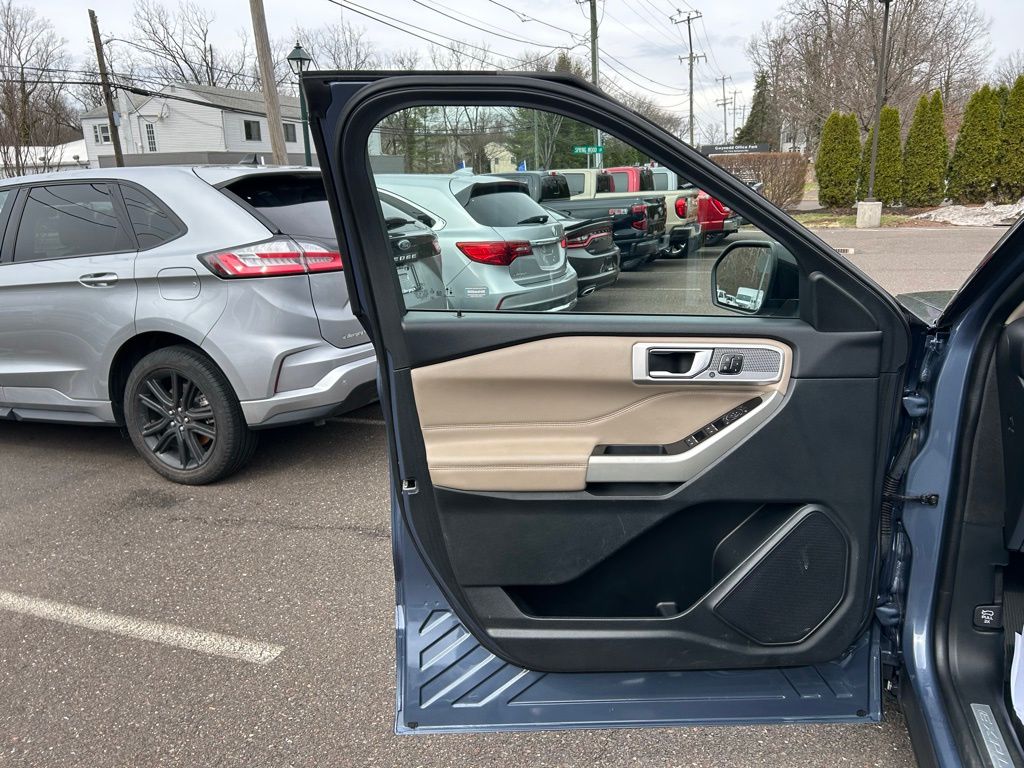 Used 2021 Ford Explorer - photo 2