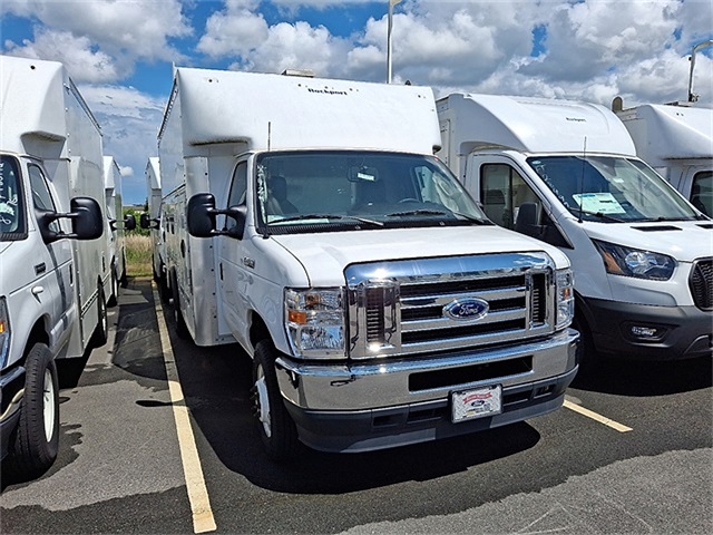 New 2023 Ford E-450 - photo 2