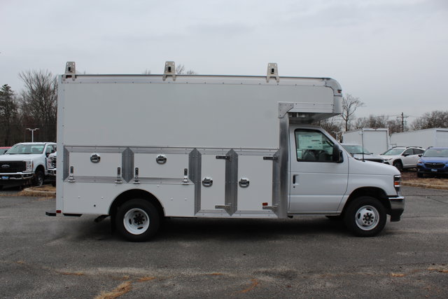New 1996 Ford E-450 - photo 2