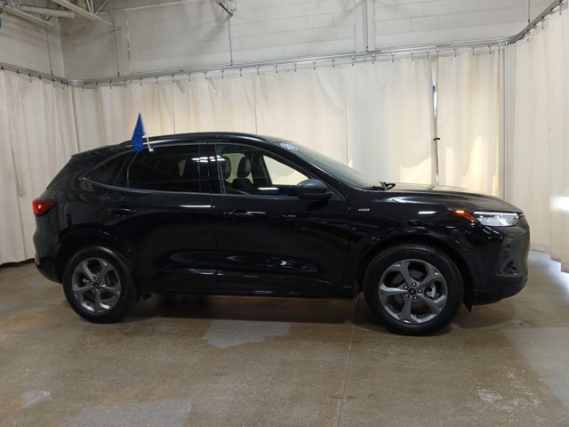 Used 2023 Ford Escape - photo 2