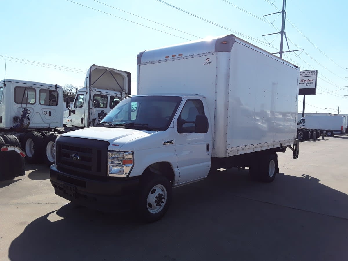Used 2022 Ford E-450 - photo 1
