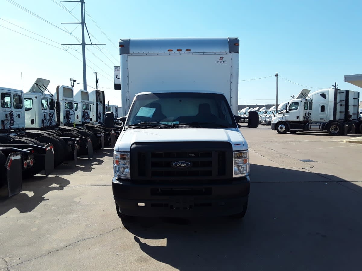 Used 2022 Ford E-450 - photo 2