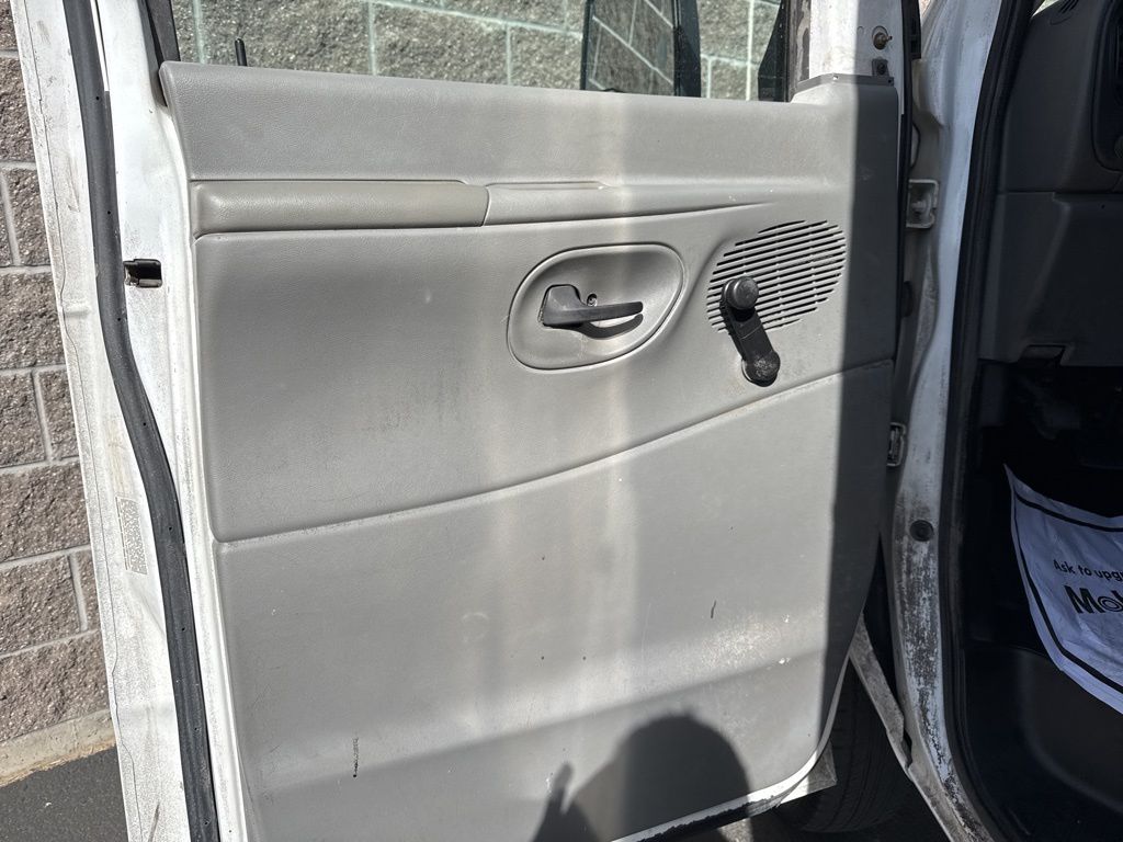 Used 2006 Ford E-350 Cutaway - photo 10