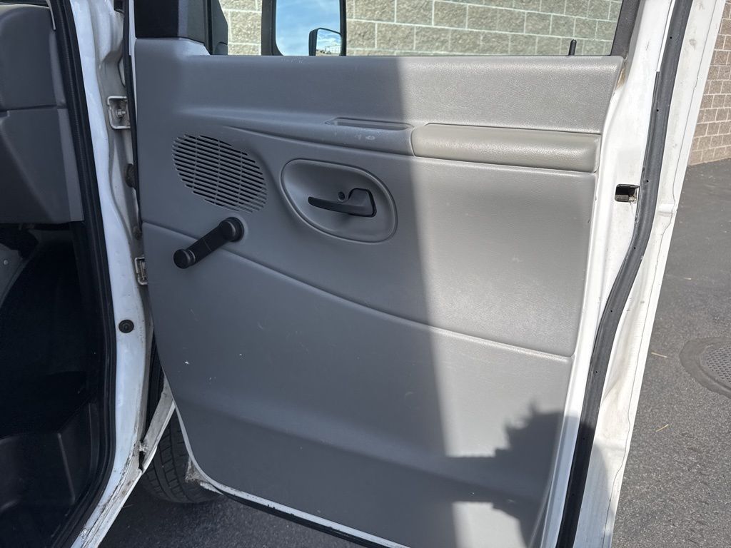 Used 2006 Ford E-350 Cutaway - photo 16