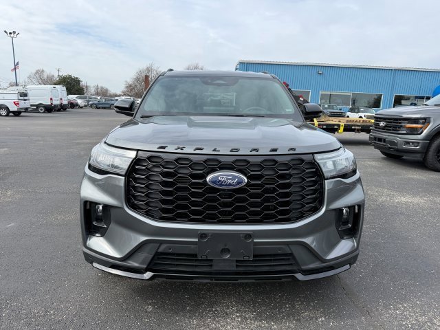 Used 2025 Ford Explorer - photo 2