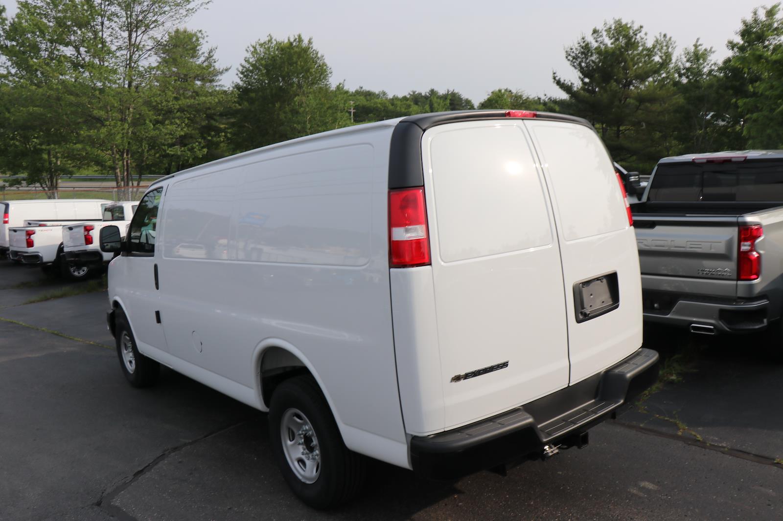 New 2025 Chevrolet Express 3500 Empty Cargo Van - photo 4