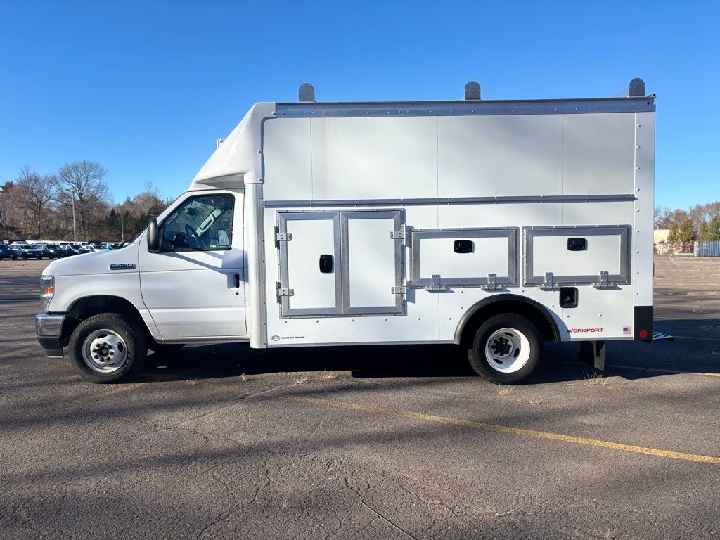 New 2024 Ford E-450 - photo 2