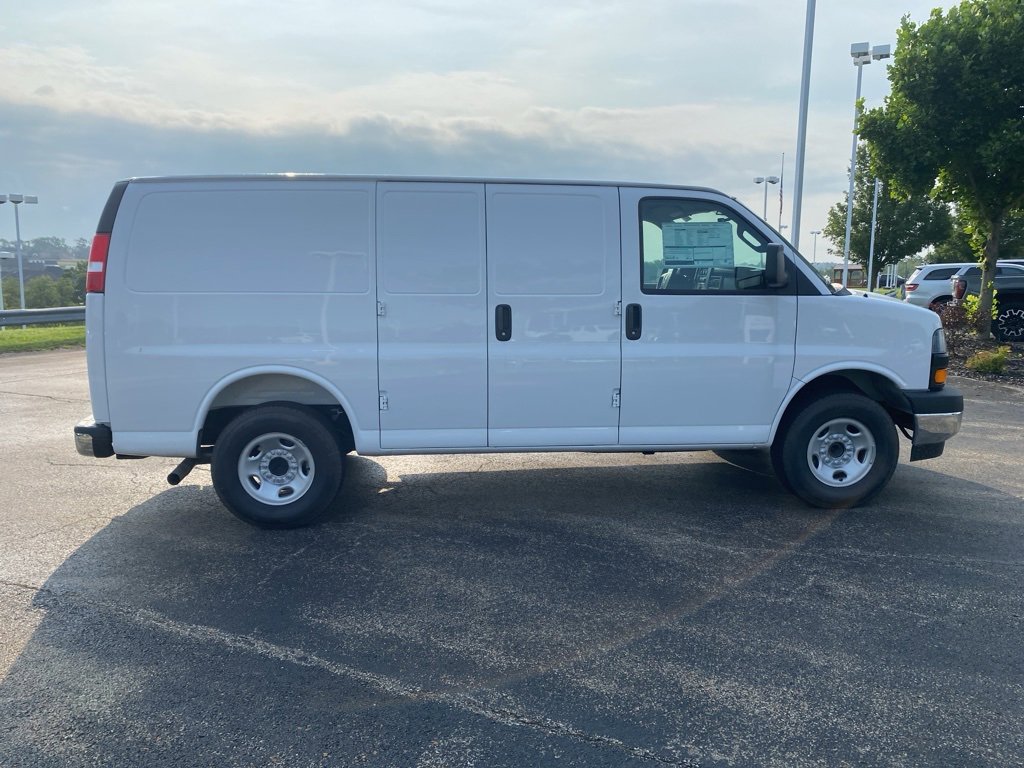 New 2025 Chevrolet Express 3500 - photo 2
