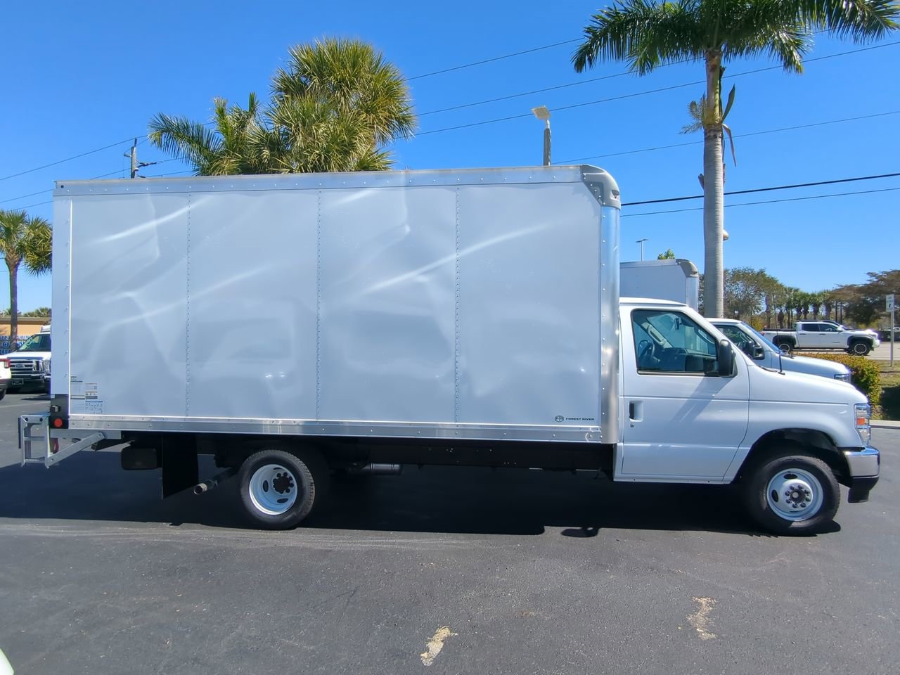 New 1996 Ford E-450 - photo 2