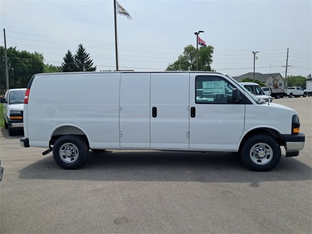 New 2025 Chevrolet Express 3500 Empty Cargo Van - photo 4