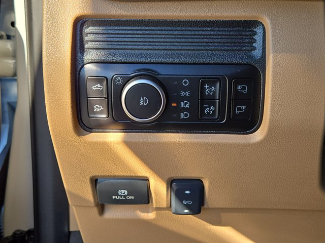 Used 2025 Ford F-350 Lariat Crew Cab - photo 23