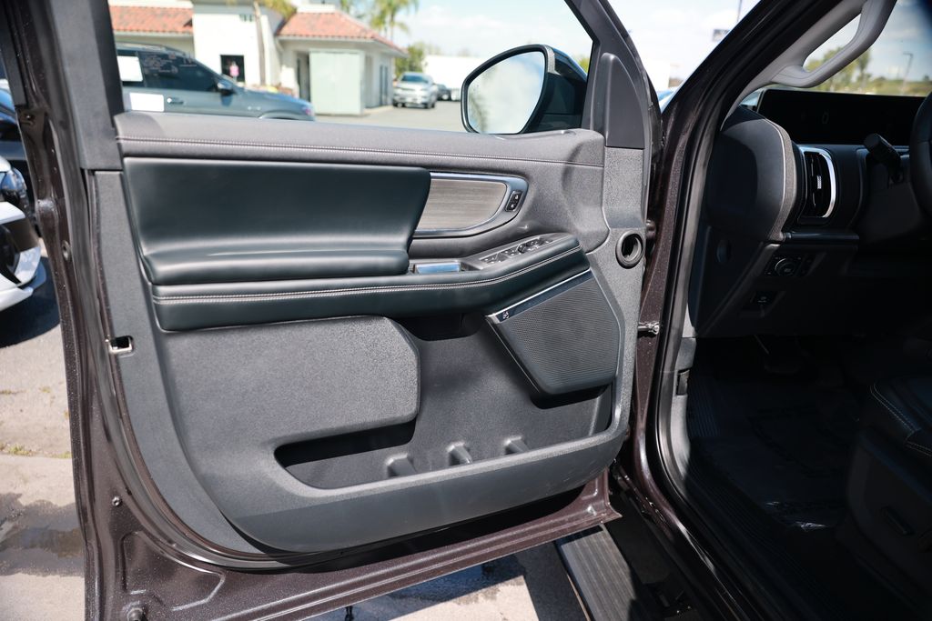 Used 2025 Ford Expedition Platinum - photo 35