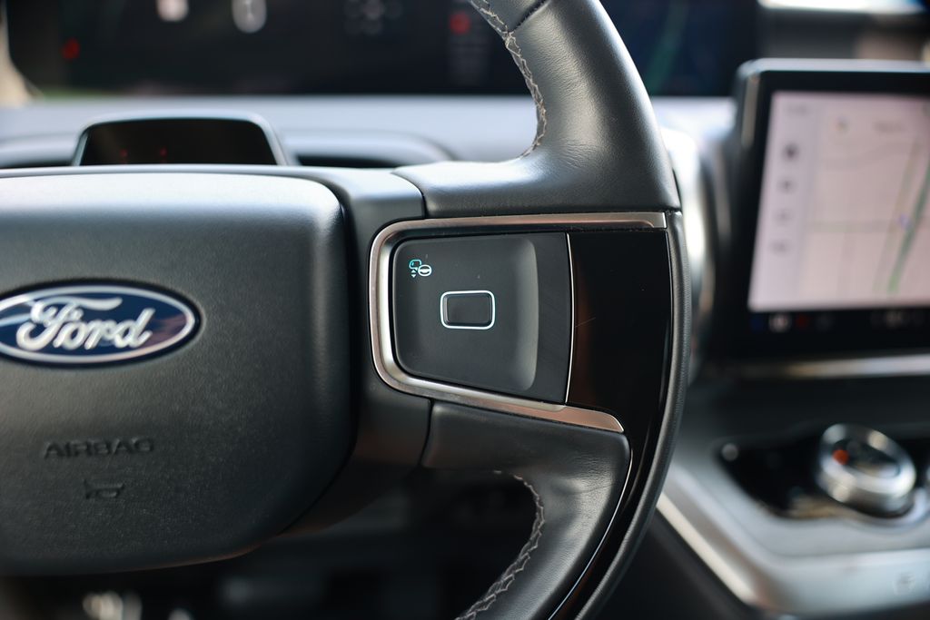 Used 2025 Ford Expedition Platinum - photo 4