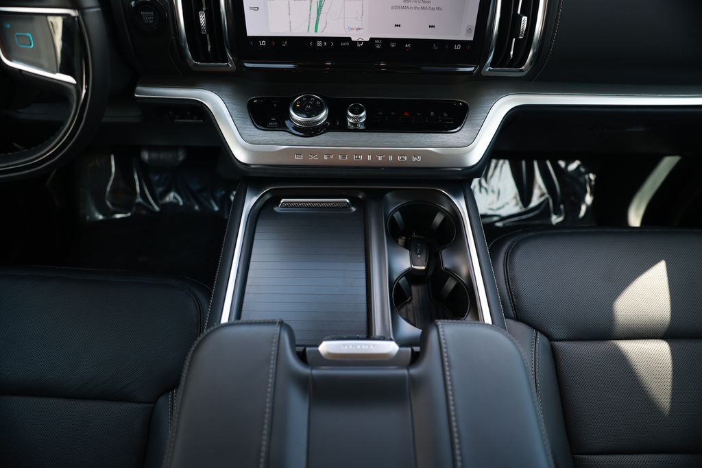 Used 2025 Ford Expedition Platinum - photo 10