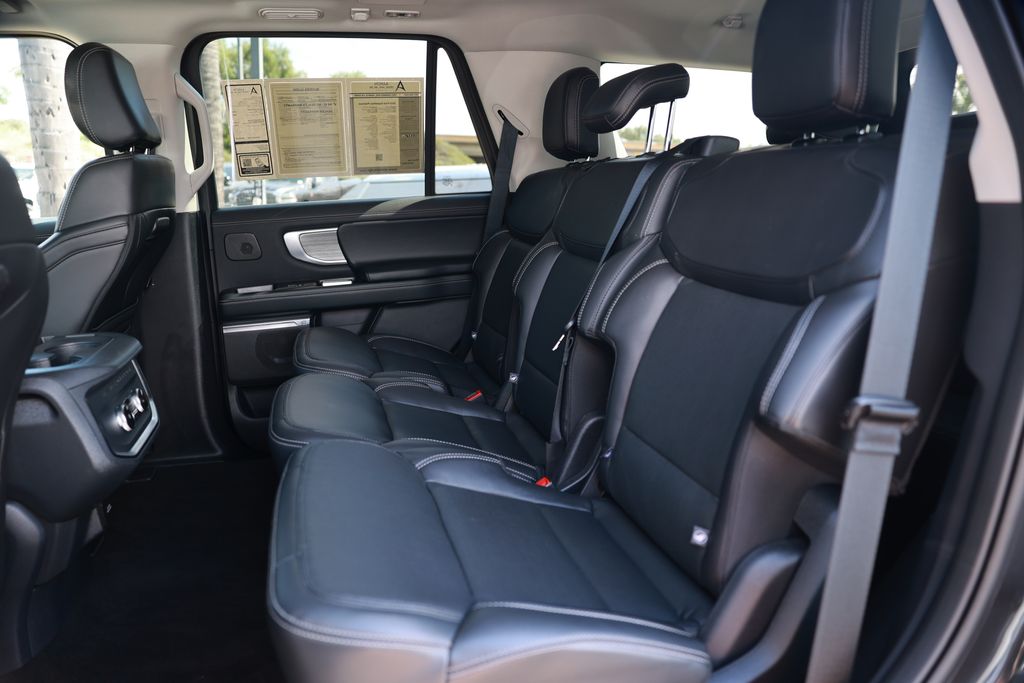 Used 2025 Ford Expedition Platinum - photo 13