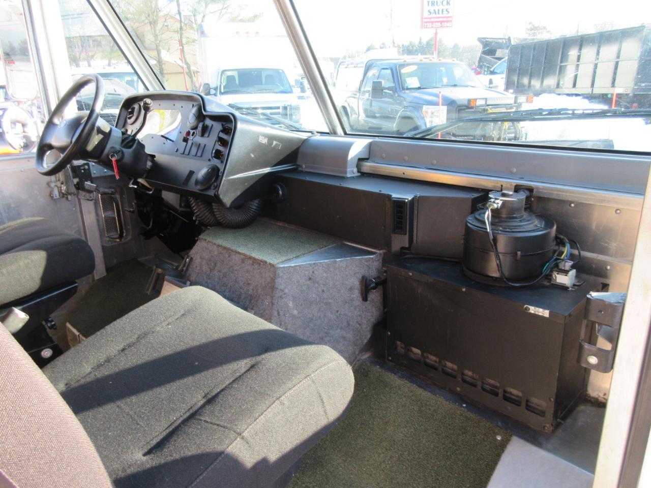 Used 2011 Ford E-350 Stripped Chassis - photo 38