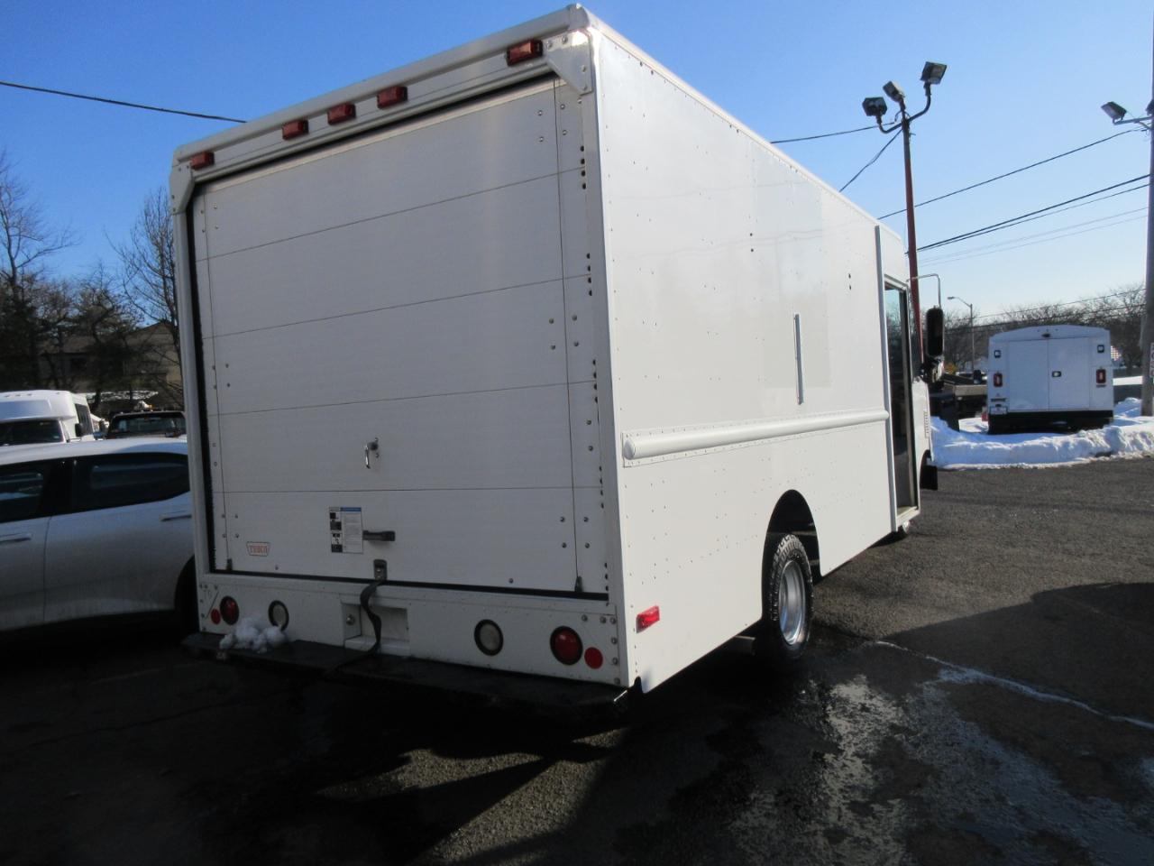 Used 2011 Ford E-350 Stripped Chassis - photo 8