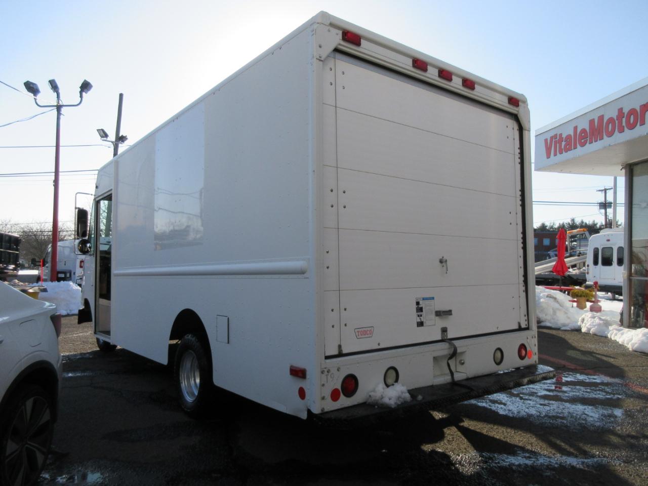 Used 2011 Ford E-350 Stripped Chassis - photo 31