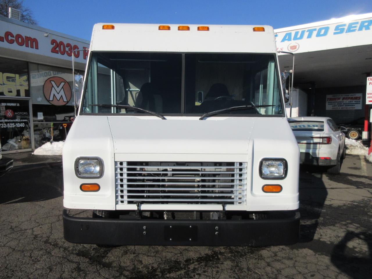 Used 2011 Ford E-350 Stripped Chassis - photo 17