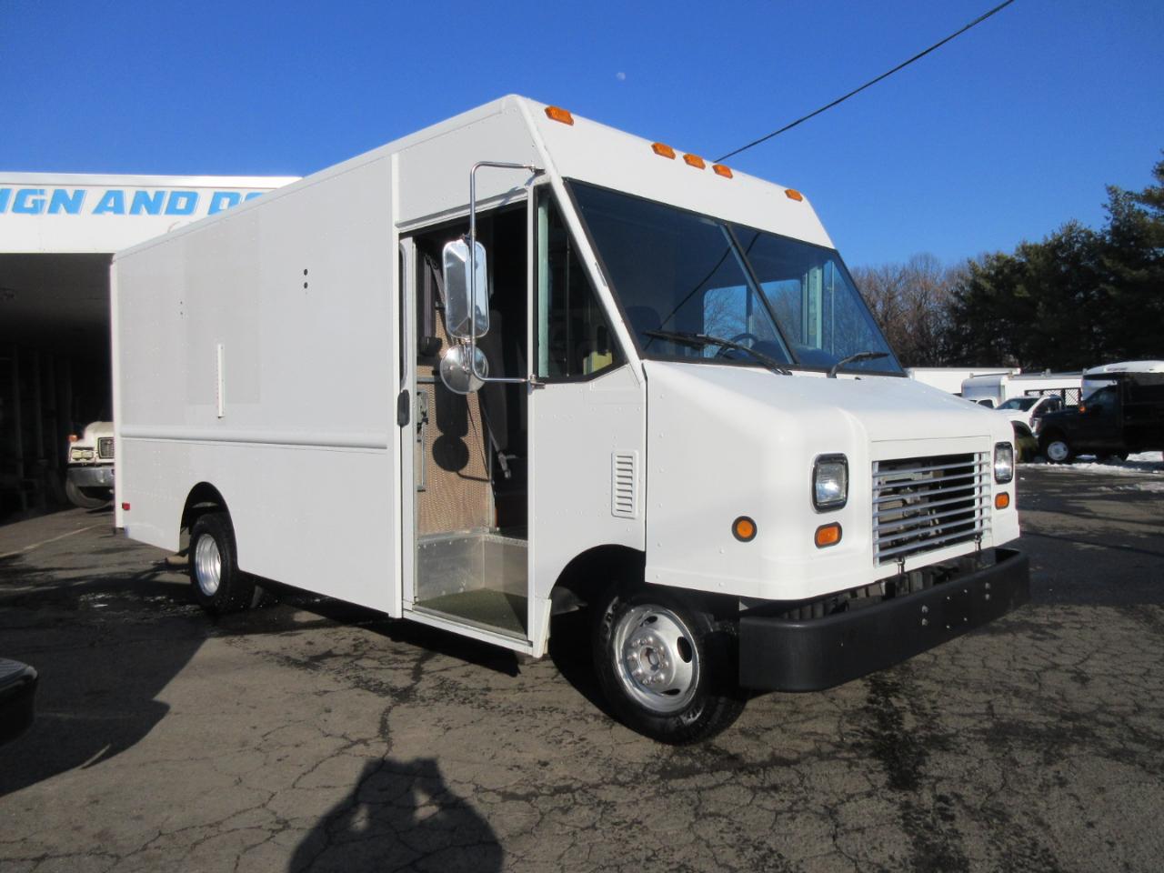 Used 2011 Ford E-350 Stripped Chassis - photo 18