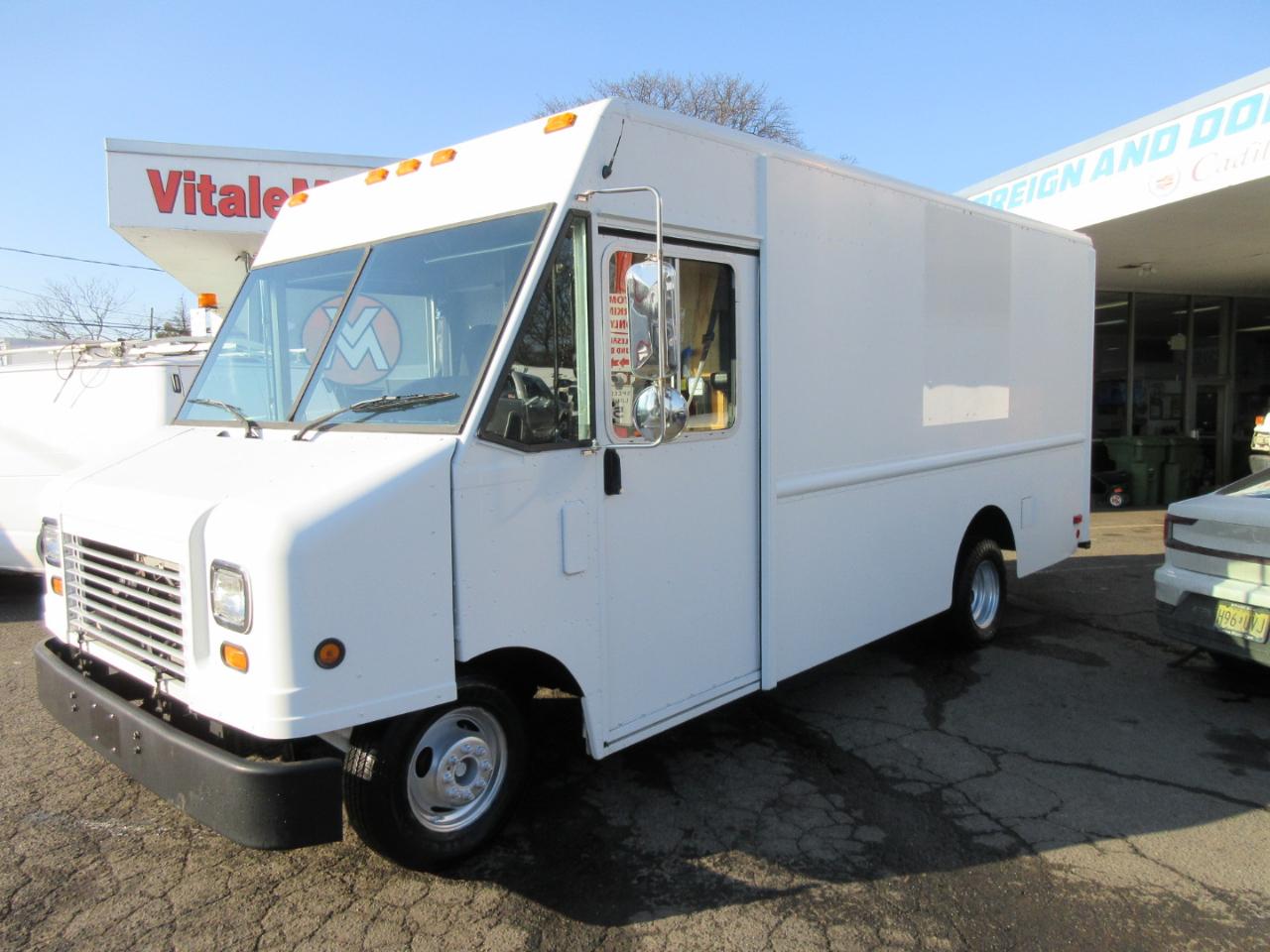 Used 2011 Ford E-350 Stripped Chassis - photo 20