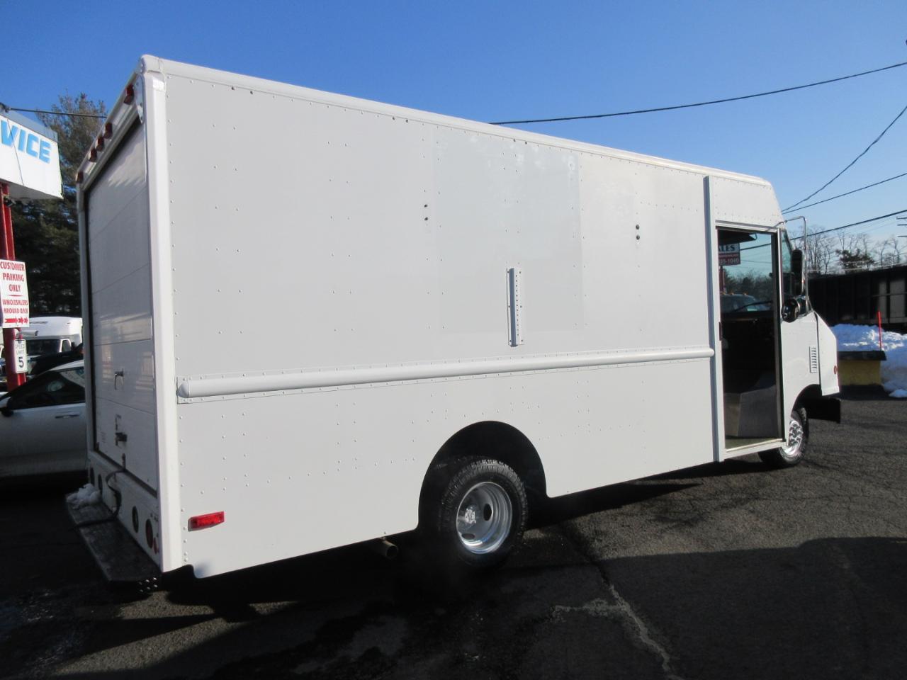 Used 2011 Ford E-350 Stripped Chassis - photo 32