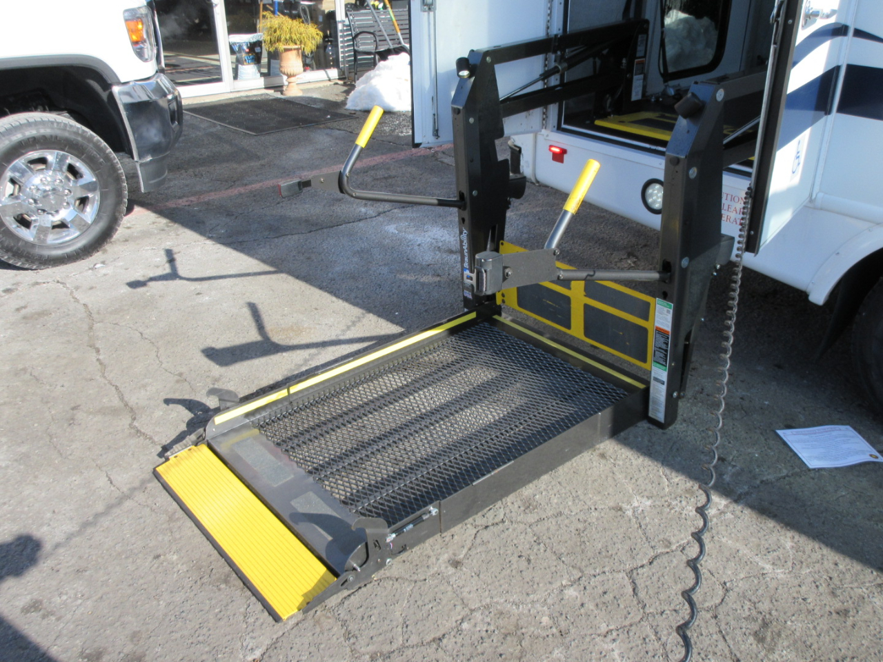 Used 2017 Ford E-350 Cutaway - photo 35