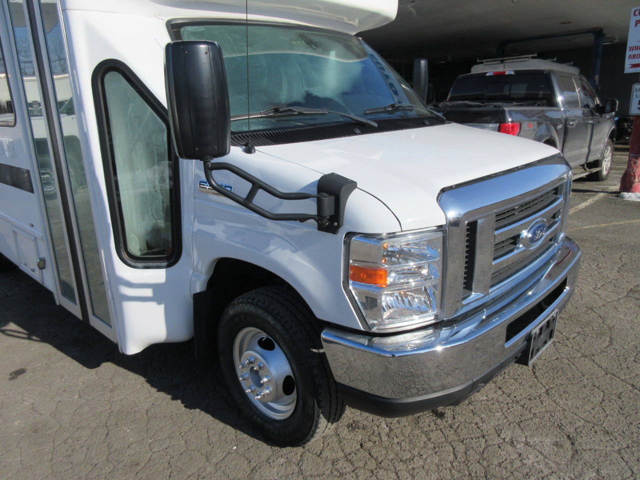 Used 2017 Ford E-350 - photo 2