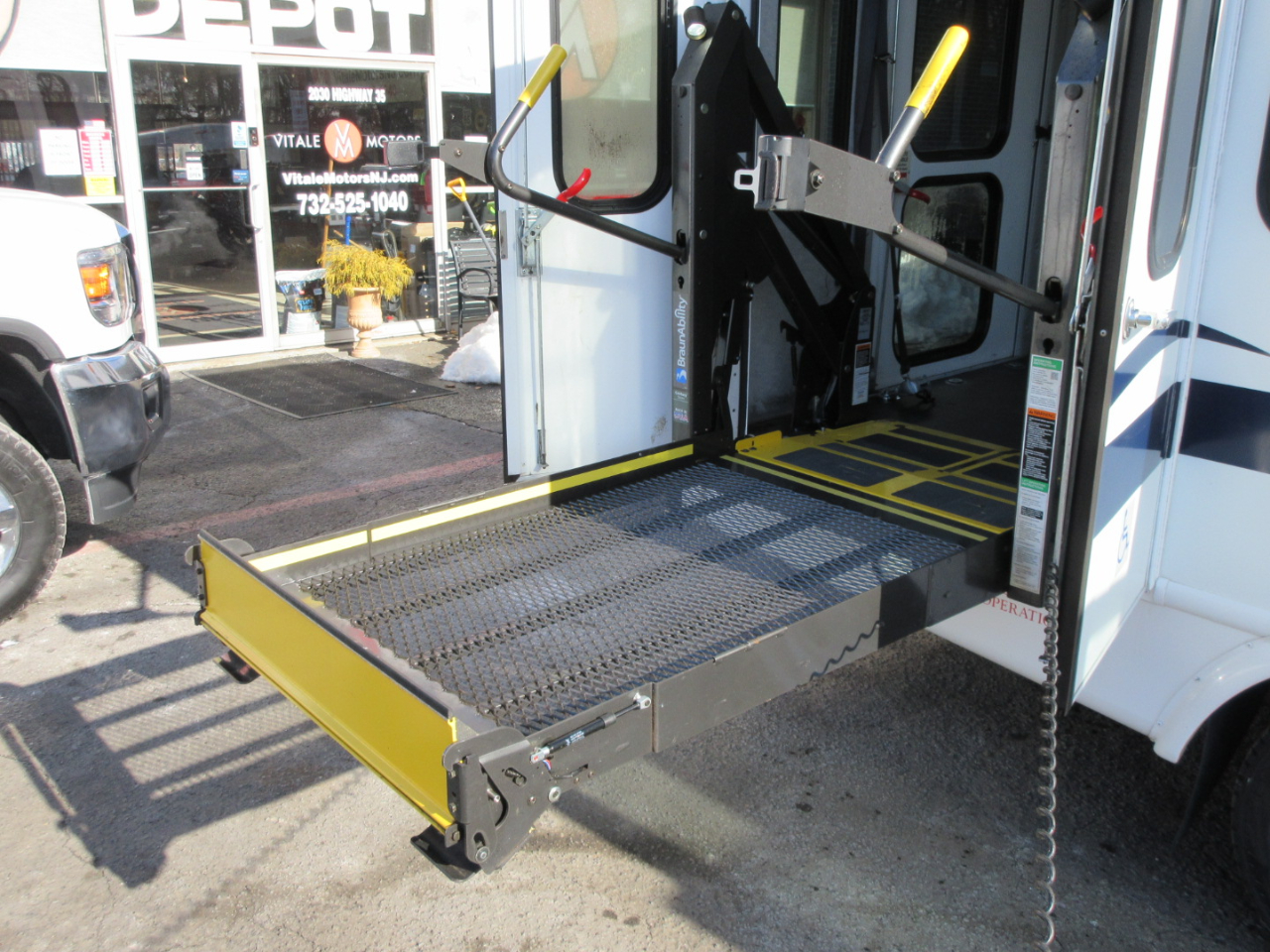 Used 2017 Ford E-350 Cutaway - photo 8