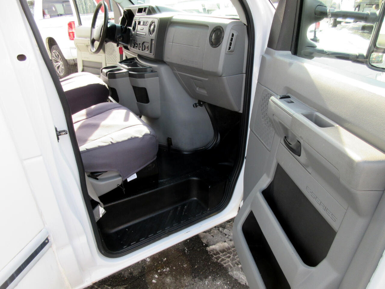 Used 2017 Ford E-350 Cutaway - photo 19