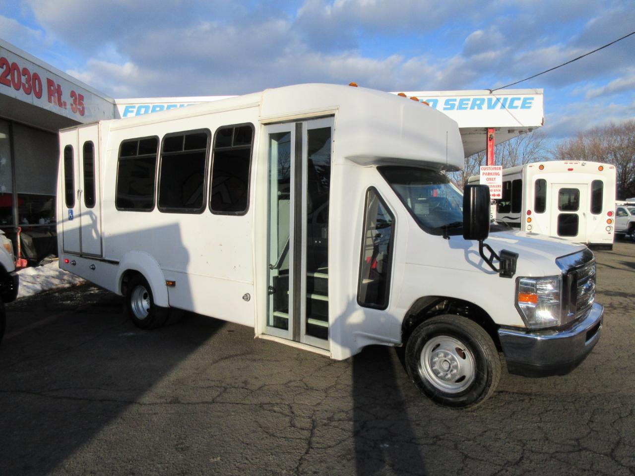 Used 2017 Ford E-350 - photo 1